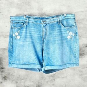 LEVI'S Plus 22W Medium Wash  Denim Jean shorts With Embroidery Flowers NWOT